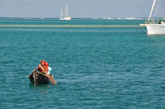 Índias Kuna se aproximam do nosso veleiro para vender artesanato, em San Blás, na costa do Panamá